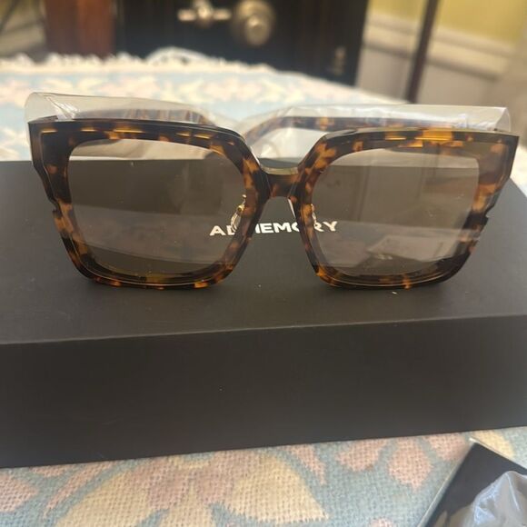 #officesiren ? NEW IN BOX Admemory Tortoise Shell Square Sunglasses main image 5